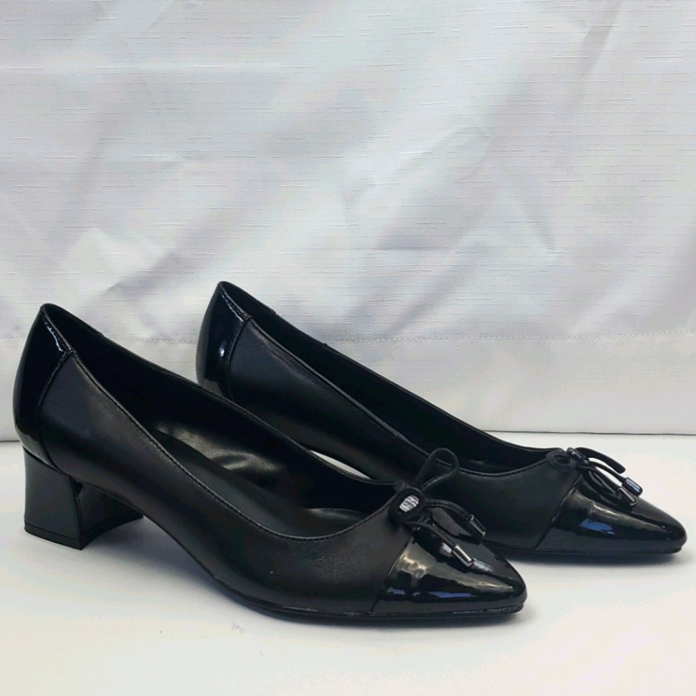 Bandolino Azia black leather block heel with front bow detail shoe in a size 8